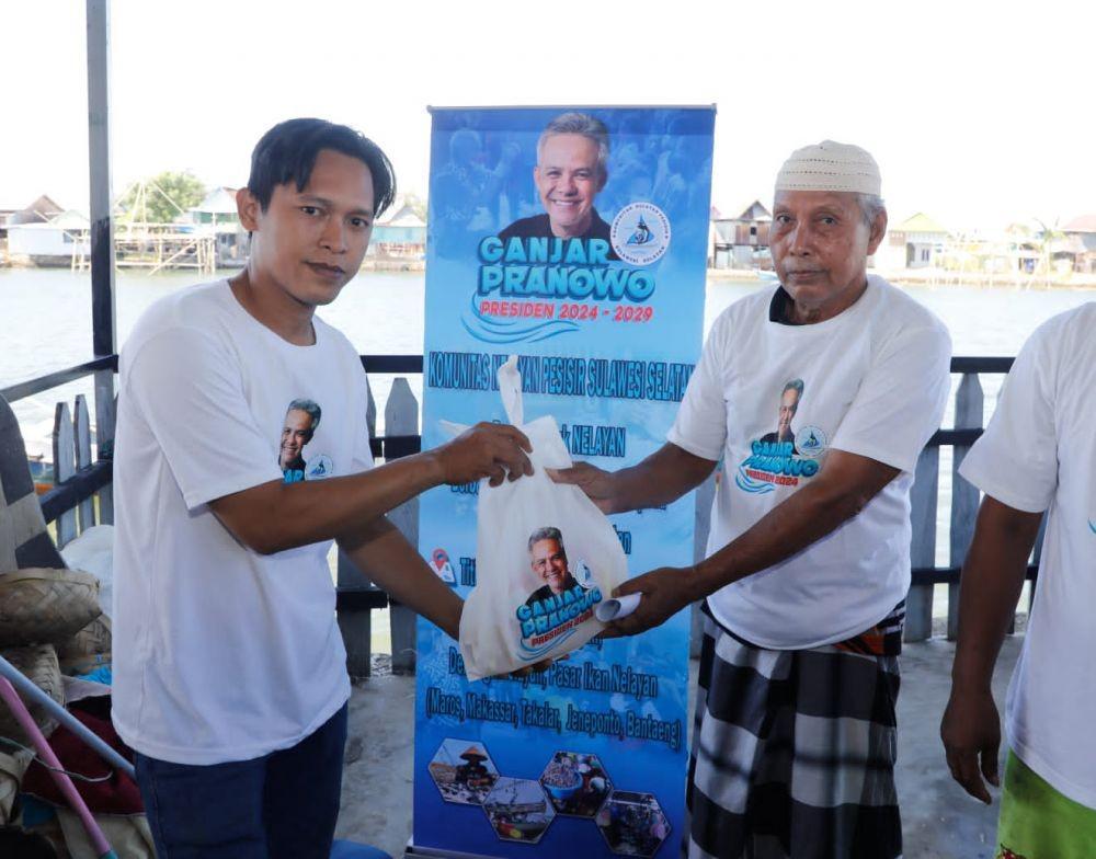 Penyerahan bantuan sembako pada rangkaian deklarasi dukungan kelompok nelayan untuk Ganjar Pranowo di Pangkep, Sulawesi Selatan. (Dok. Istimewa)