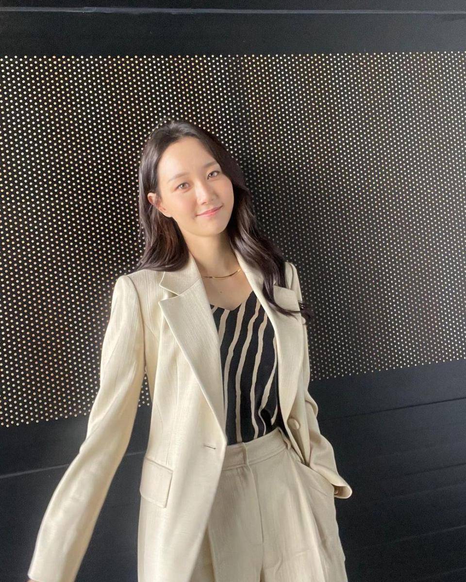 Lee Yoo Young (instagram.com/__youyoung__)