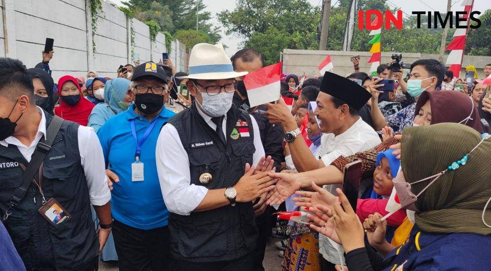 Gebernur Jawa Barat, Ridwan Kamil mendapatkan sambutan dari warga saat meresmikan revitaliasasi Situ Rawa Kalong, Kecamatan Cimanggis, Kota Depok. (IDNTimes/Dicky)