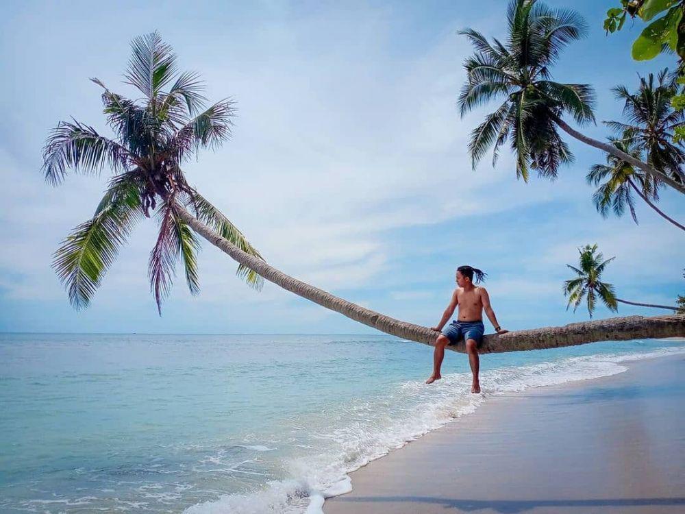 10 Potret Pantai Tulap Sulawesi Utara, Lanskap Alamnya Menghipnotis!
