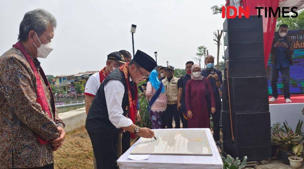Gubernur Jawa Barat, Ridwan Kamil meresmikan revitalisasi Situ Rawa Kalong, Kecamatan Cimanggis, Kota Depok. (IDNTimes/Dicky)