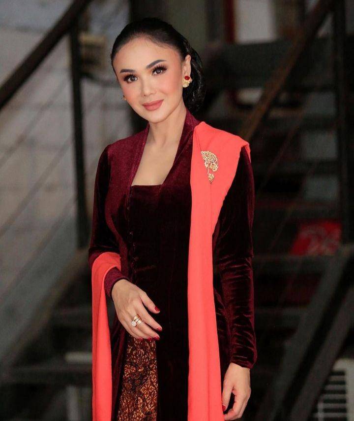 Yuni Shara dengan balutan kebaya (instagram.com/yunishara36)
