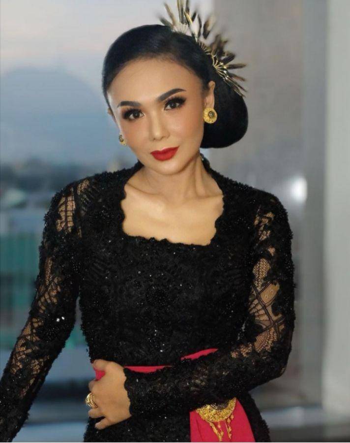 Yuni Shara dan kebaya (instagram.com/yunishara36)