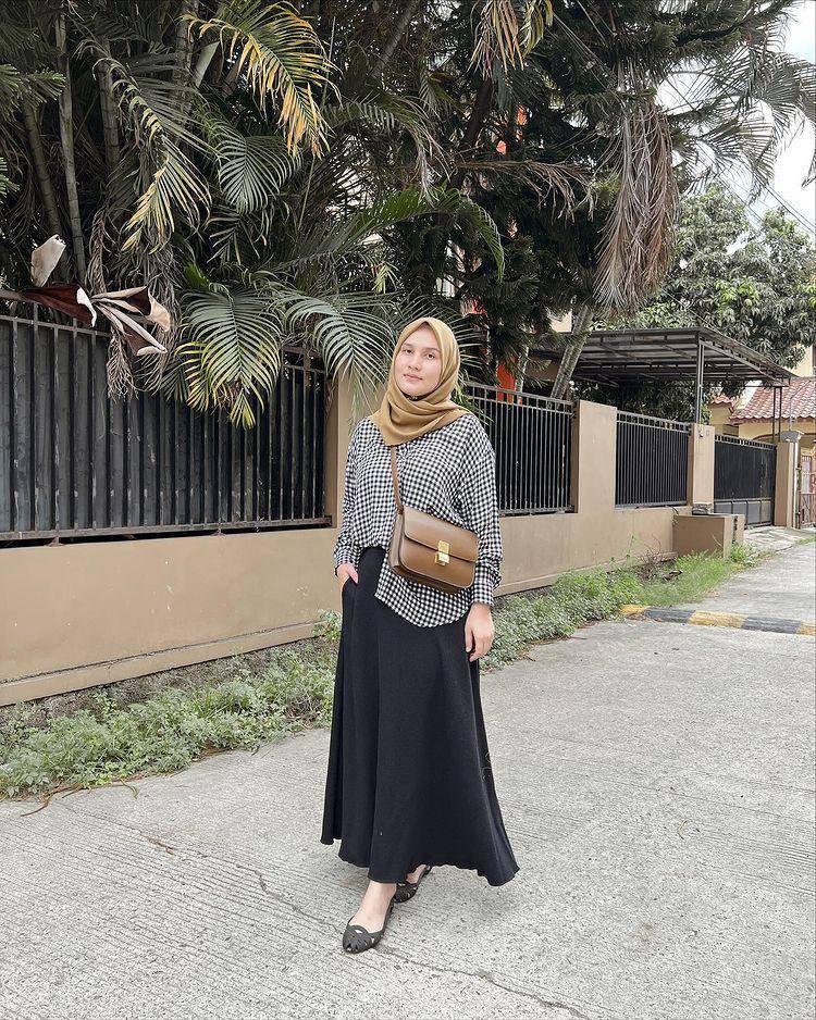 potret Dwi Handa memakai rok (instagram.com/dwihandaanda)