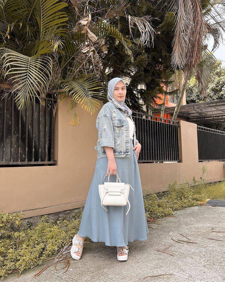 potret Dwi Handa memakai rok (instagram.com/dwihandaanda)