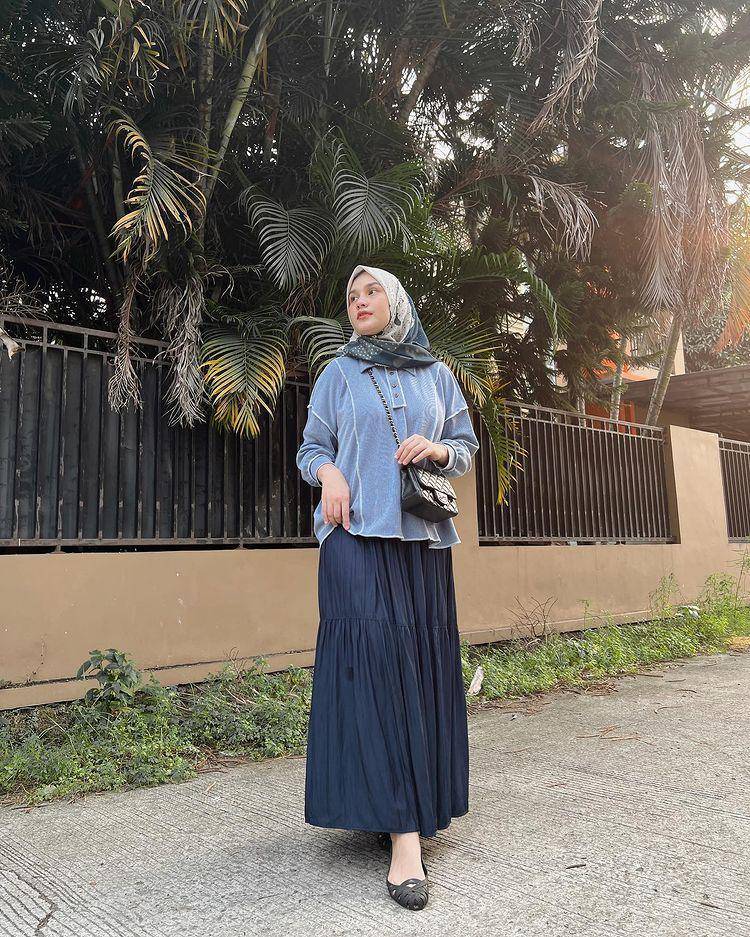 potret Dwi Handa memakai rok (instagram.com/dwihandaanda)