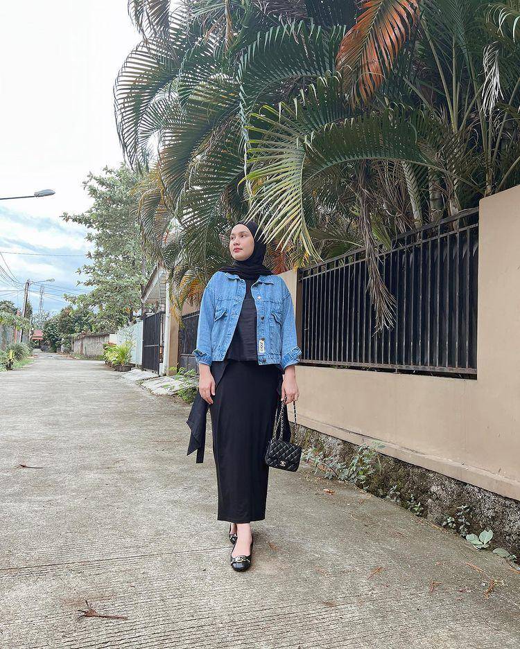 potret Dwi Handa memakai rok (instagram.com/dwihandaanda)