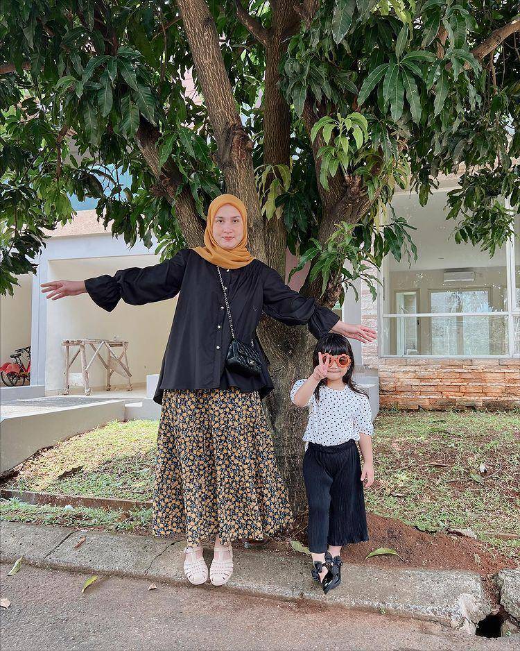 potret Dwi Handa memakai rok (instagram.com/dwihandaanda)
