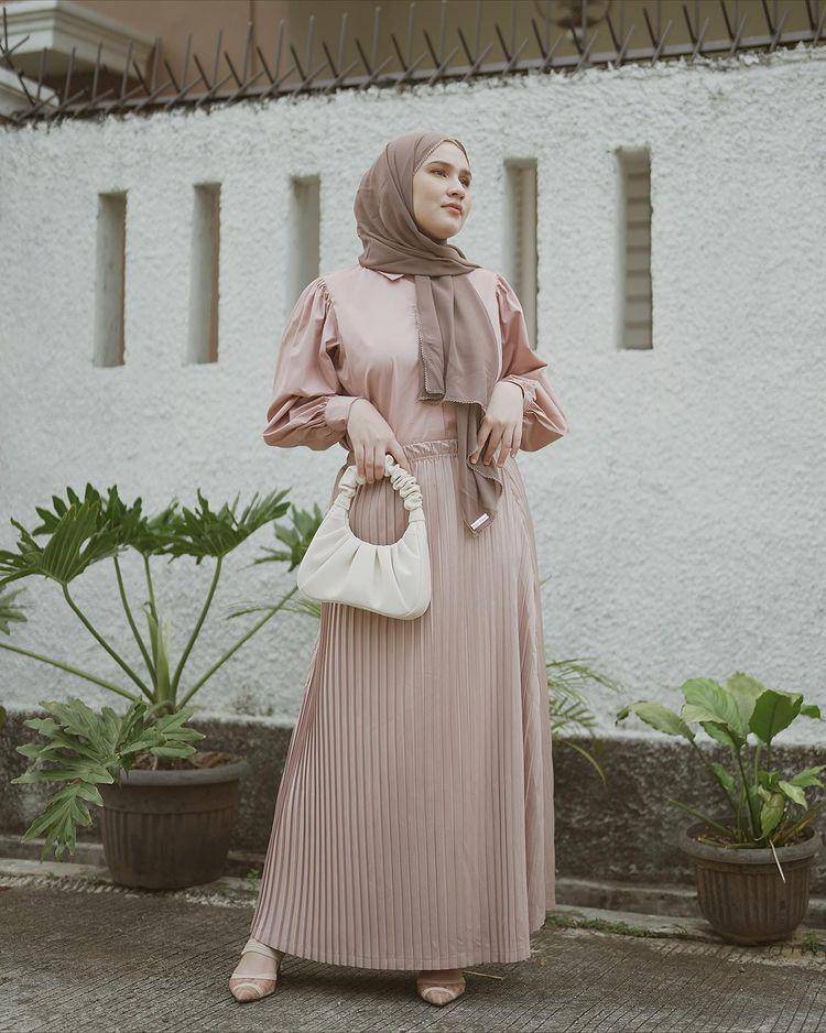 potret Dwi Handa memakai rok (instagram.com/dwihandaanda)