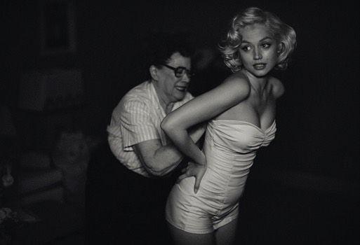 Mirip Banget! 10 Potret Ana De Armas Menjadi Marilyn Moonroe