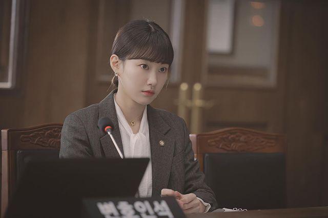 Ha Yoon Kyung di drama Extraordinary Attorney Woo (instagram.com/hoduent)