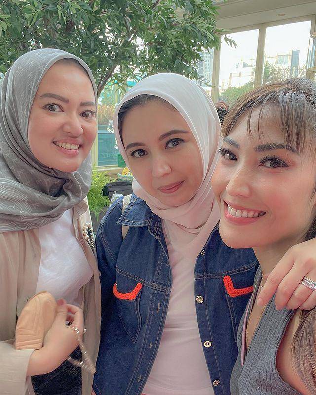 Ayu Dewi dan rekan-rekan Nagita (instagram.com/mrsayudewi)