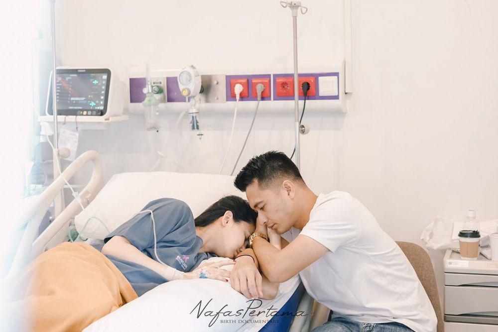 10 Potret Eza Gionino Dampingi Istri hingga Melahirkan Anak Ketiga