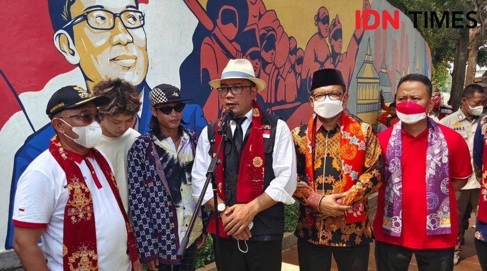 Gubernur Jawa Barat, Ridwan Kamil saat memberikan konfrensi pers terkait pengerjaan revitalisasi Situ Rawa Kalong, Kecamatan Cimanggis, Kota Depok. (IDNTimes/Dicky)