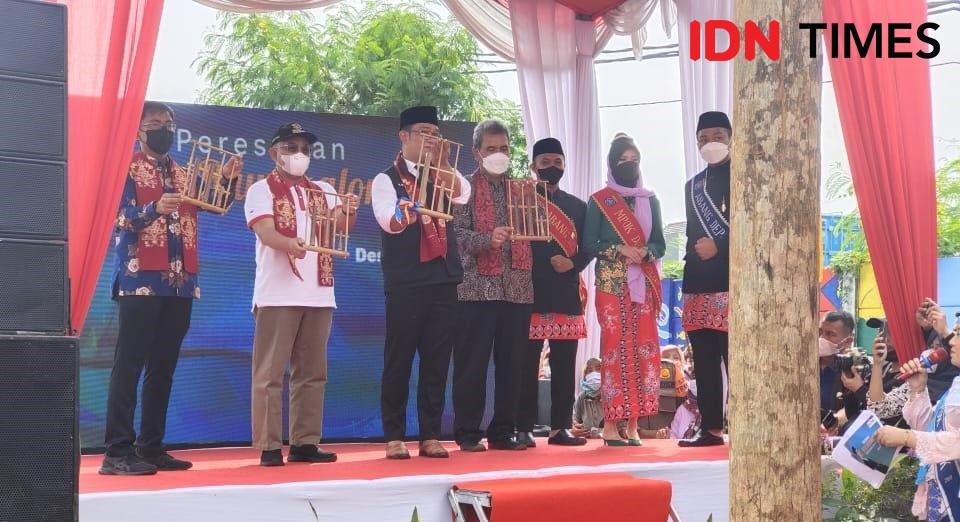 Gubernur Jawa Barat, Ridwan Kamil bersama Forkopimda Kota Depok secara simbolis membunyikan angklung sebagai tanda diresmikan Situ Rawa Kalong, Kecamatan Cimanggis, Jawa Barat. (IDNTimes/Dicky)