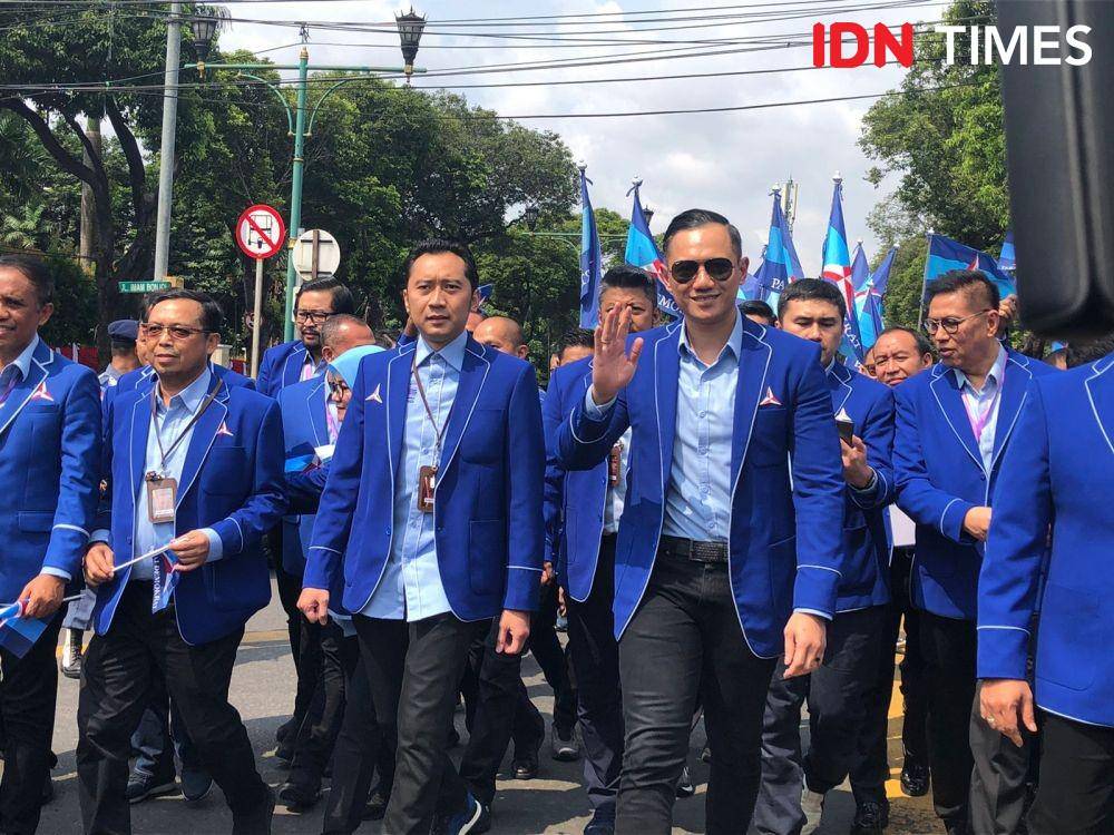 Ketua Umum Partai Demokrat, Agus Harimurti Yudhoyono (AHY) bersama beberapa petinggi mendatangi KPU dengan berjalan kaki, Jumat (6/5/2022). (IDN Times/MelaniPutri)