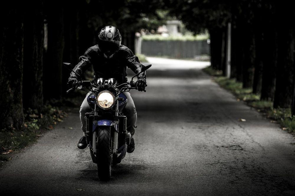 ilustrasi mengendarai motor (pixabay.com/SplitShire)
