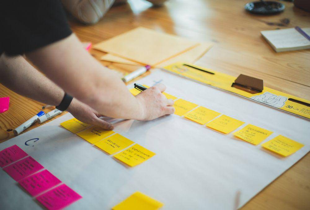 ilustrasi tulisan visi dan misi seseorang (unsplash.com/ @brandsandpeople)