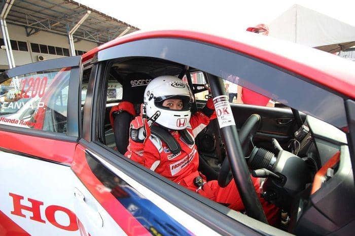 Mengenal Canya Prasetyo, Satu-satunya Pereli Perempuan di Toba Rally