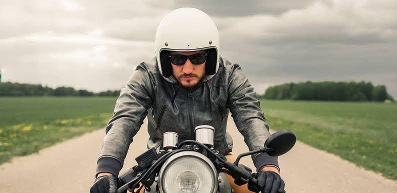 4 Tips Memilih Kacamata Hitam Buat Riding Siang Hari