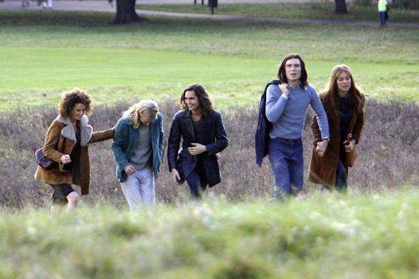 adegan dalam film Hippie Hippie Shake (dok. Working Title Films/Hippie Hippie Shake)
