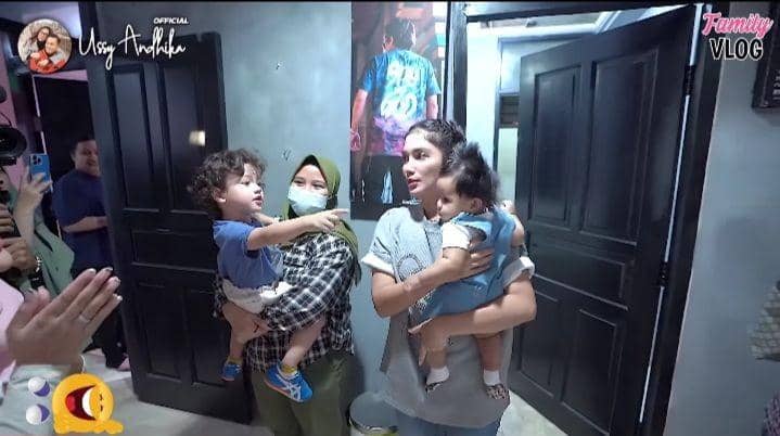 10 Momen Playdate Baby Ameena dan Saka Anak Ussy Sulistiawaty, Gemes!