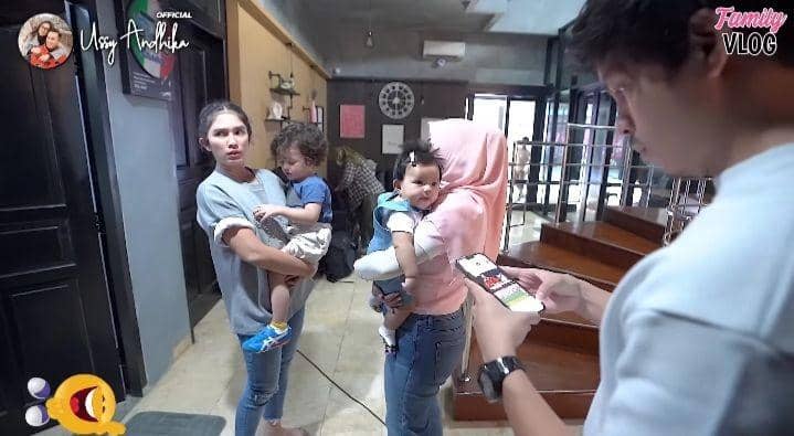 momen playdate baby Ameena dan Saka (youtube.com/Ussy Andhika Official)