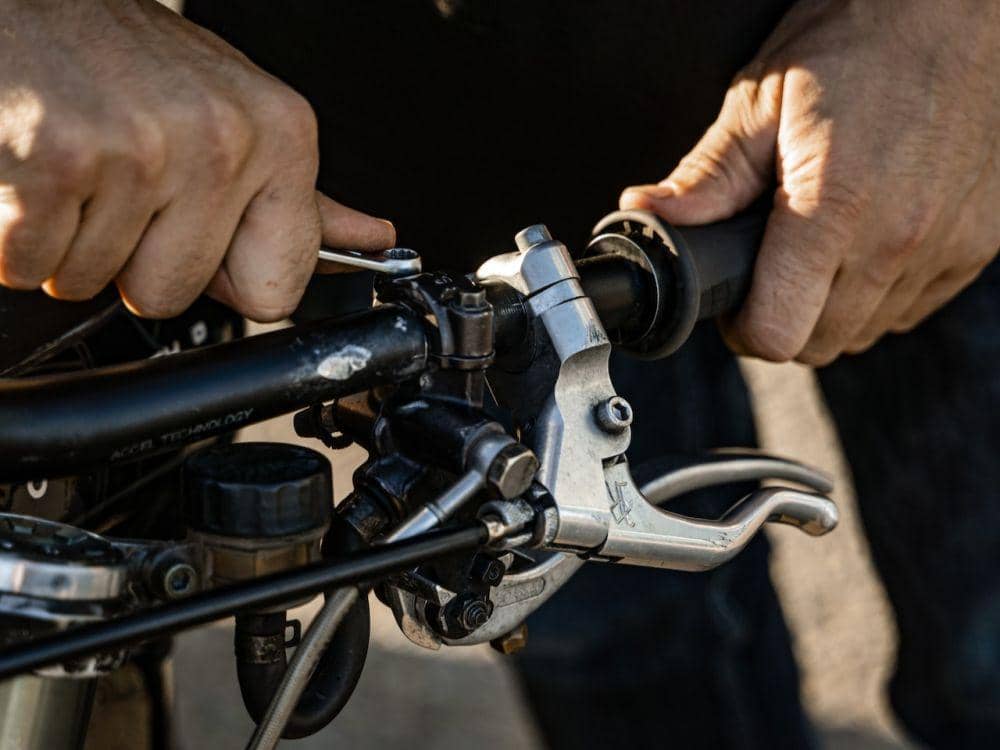 ilustrasi memperbaiki rem tangan (pexels.com/Anastasia Shuraeva)