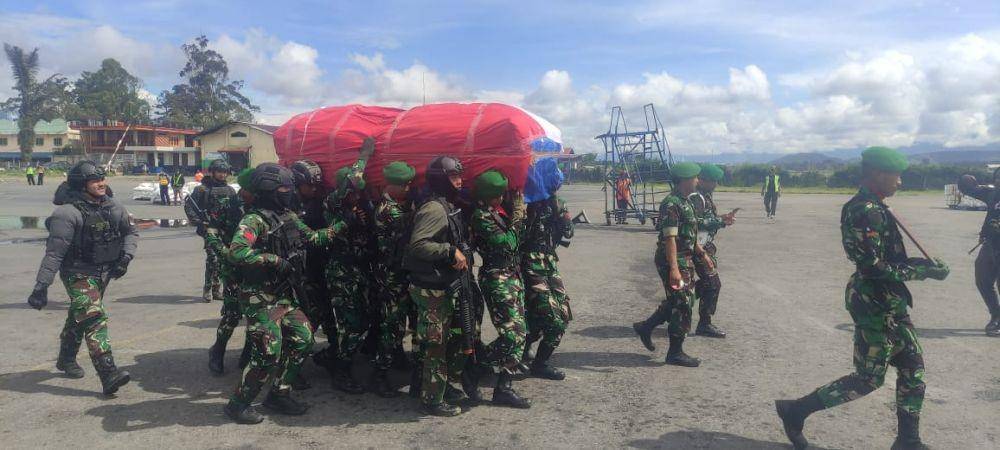 Jenazah almarhum Prada Sandi Wiratama saat akan diterbangkan ke kampung halamannya IDN Times/ Istimewa