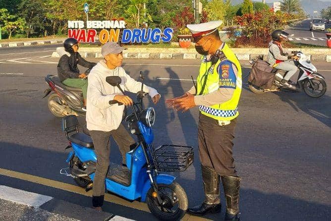 Polisi menegur pemakai sepeda listrik di jalan raya. (Dok. Polres Lombok Barat)