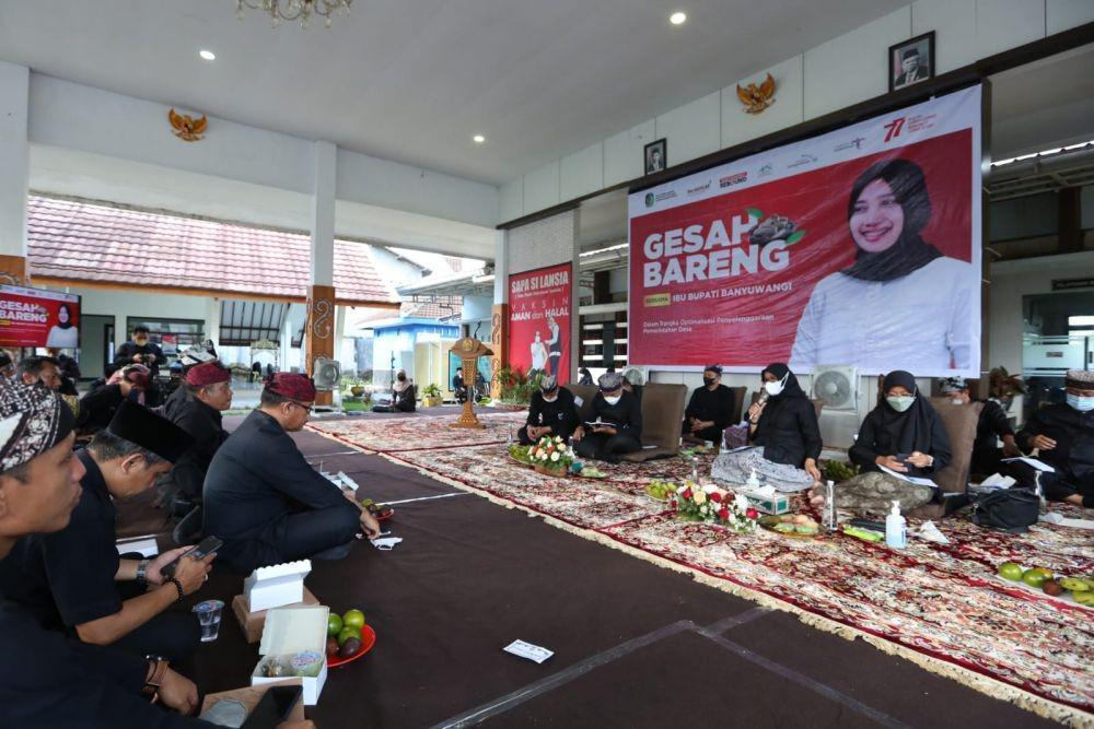 Dengarkan Masalah Warga, Bupati Banyuwangi Gelar Lesehan Bareng Kades