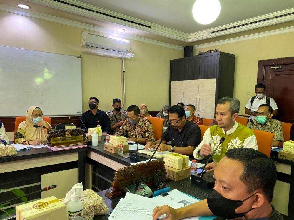 DPRD Surabaya saat menggelar rapat dengar dengan Trans Icon Mall Surabaya, Jumat (dok. Istimew)