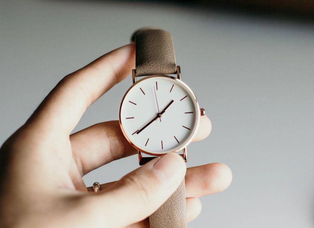 ilustrasi jam tangan (unsplash.com/Jaelynn Castillo)