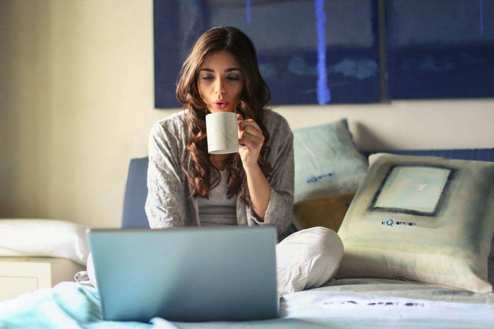 ilustrasi wanita minum kopi sambil bekerja (pexels.com/Andrea Piacquadio)