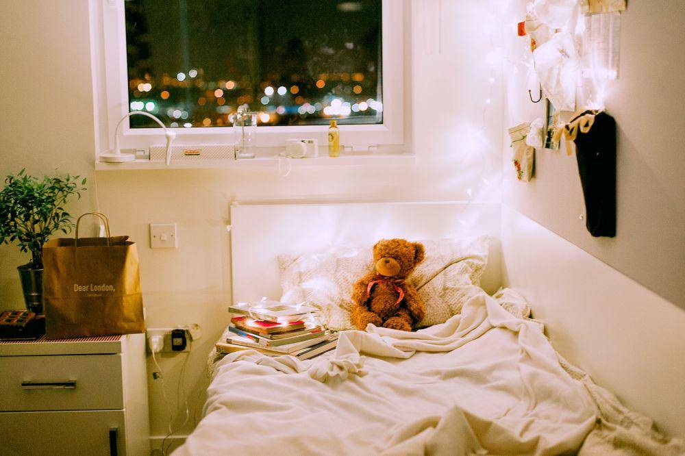 ilustrasi lampu tidur di dalam kamar (pexels.com/Daria Shevtsova)