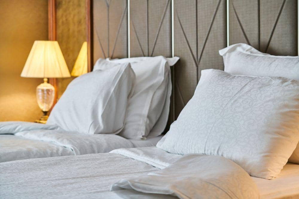 ilustrasi lampu tidur di dalam kamar (pexels.com/Engin Akyurt)