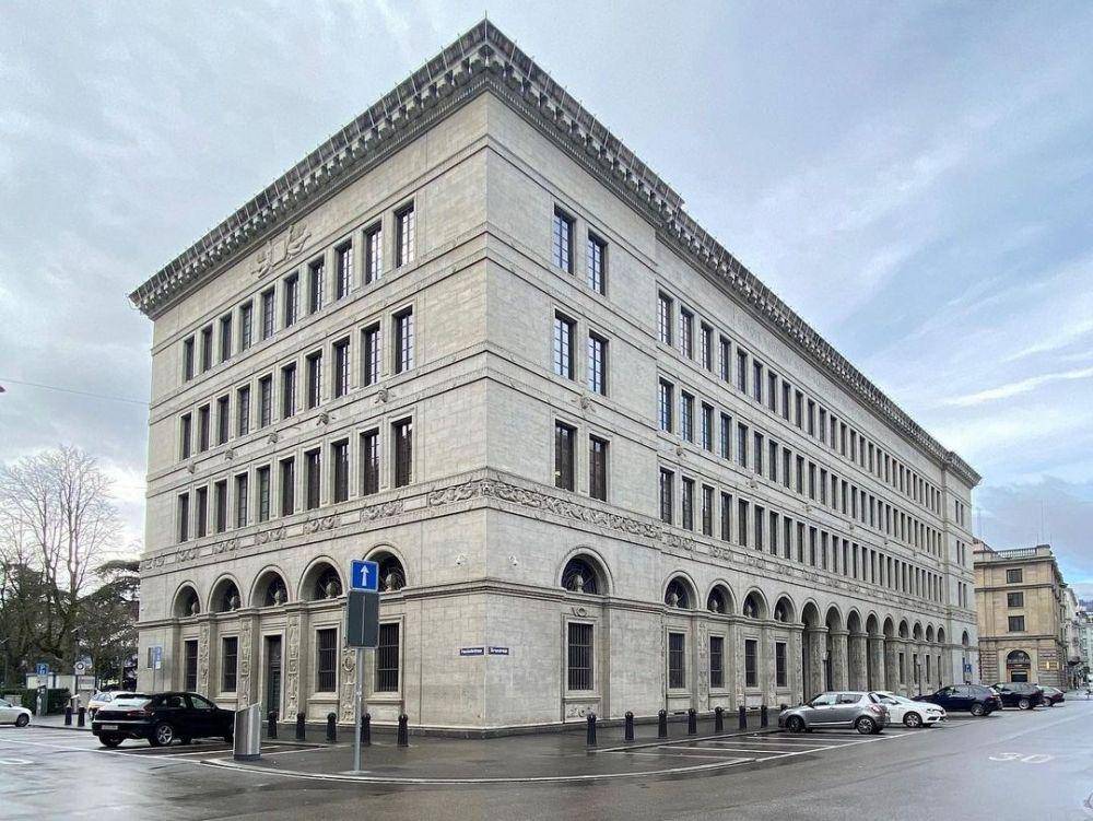 potret Swiss National Bank (instagram.com/pinkorangegold)