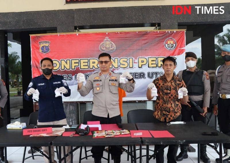 Wakapolres PPU, Kompol Nur Kholis (tengah), Kasat Resnarkoba, Iptu Iskandar Rondonuwu (kiri) dan Kasubsi Penmas Polres PPU, Aipda Syarifuddin (kanan) menunjukan BB narkotika tersangka HE (IDN Times/Ervan)