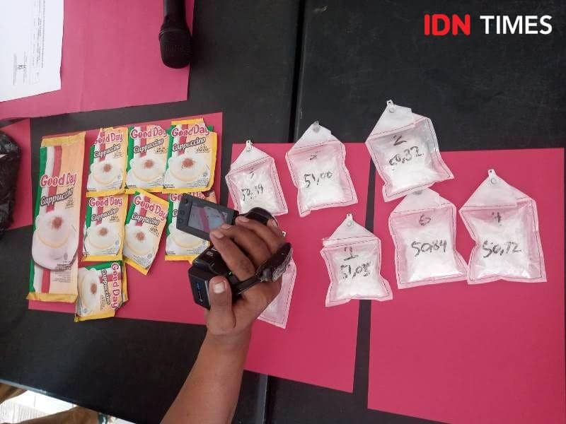 Barang bukti terbesar berupa tujuh paket sabu-sabu milik tersangka HE (IDN Times/Ervan)