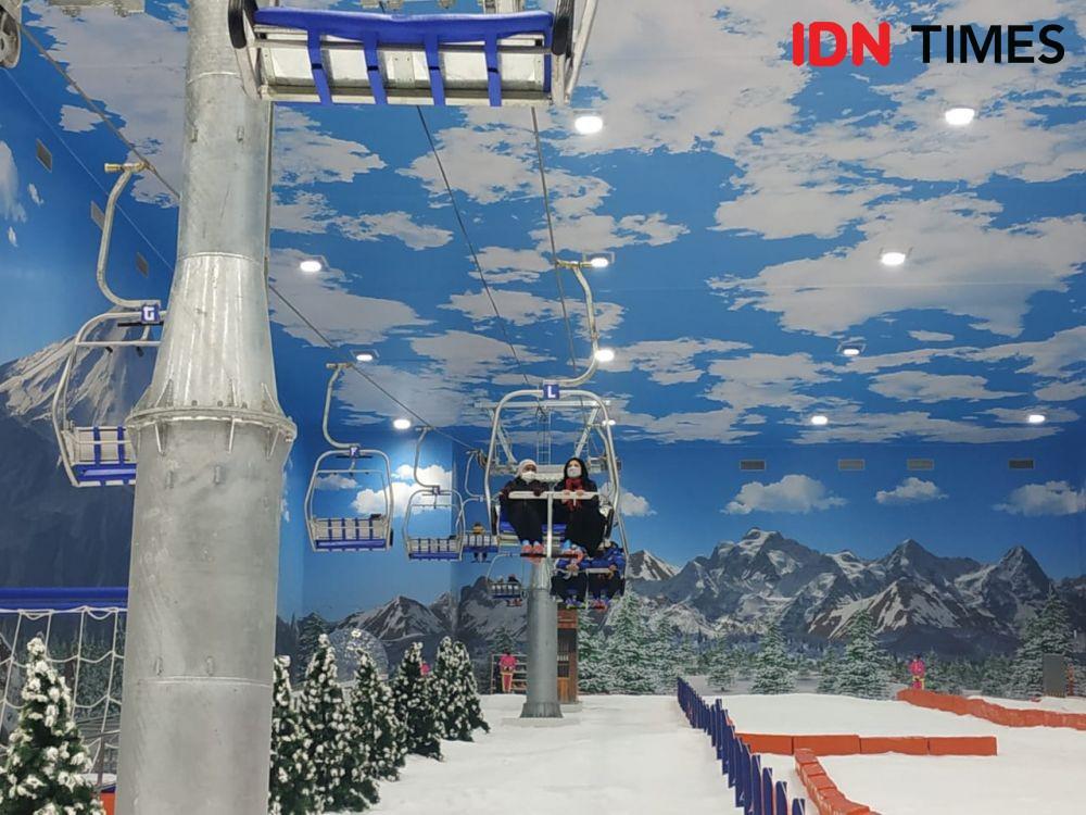 Gubernur Khofifah bersama istri Chairul Tanjung saat menaiki wahana kereta luncur di Trans Snow World Surabaya, Jumat (5/7/2022). (IDN Times/Khusnul Hasana).