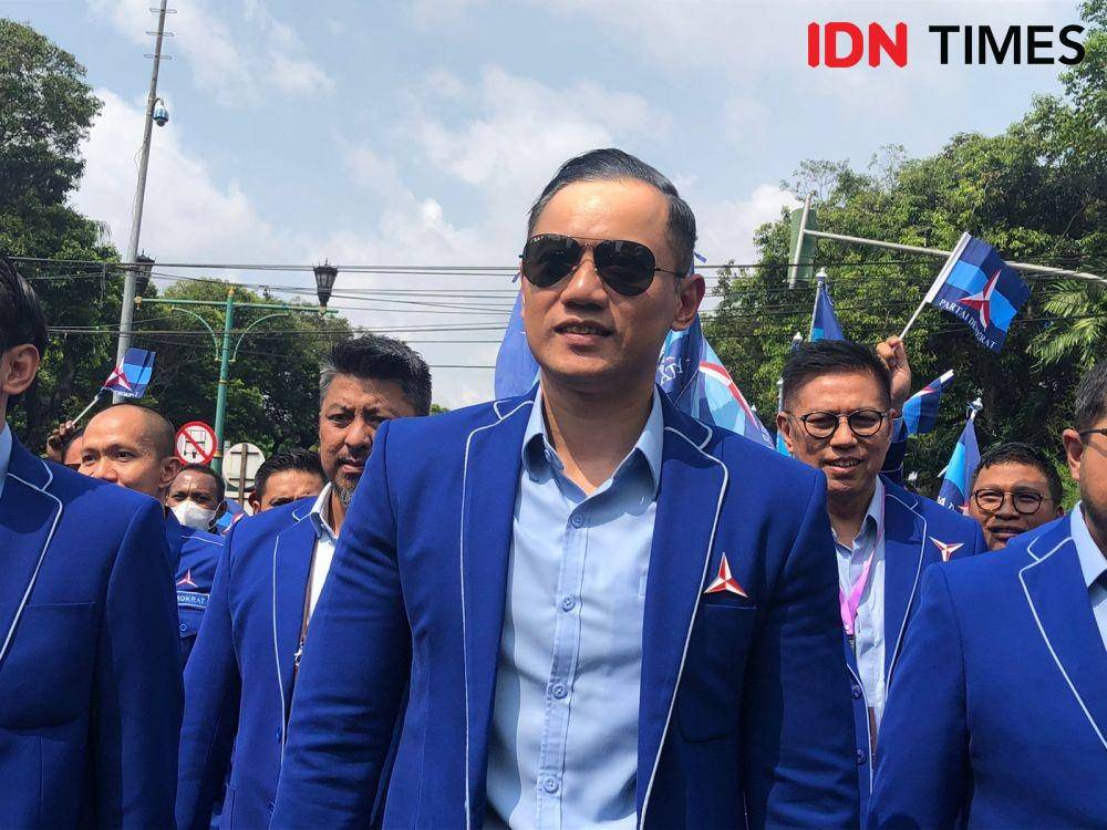 Ketua Umum Partai Demokrat Agus Harimurti Yudhoyono (AHY) bersama jajaran saat mendaftarkan Demokrat sebagai peserta Pemilu 2024. (IDN Times/Melani Hermalia Putri)