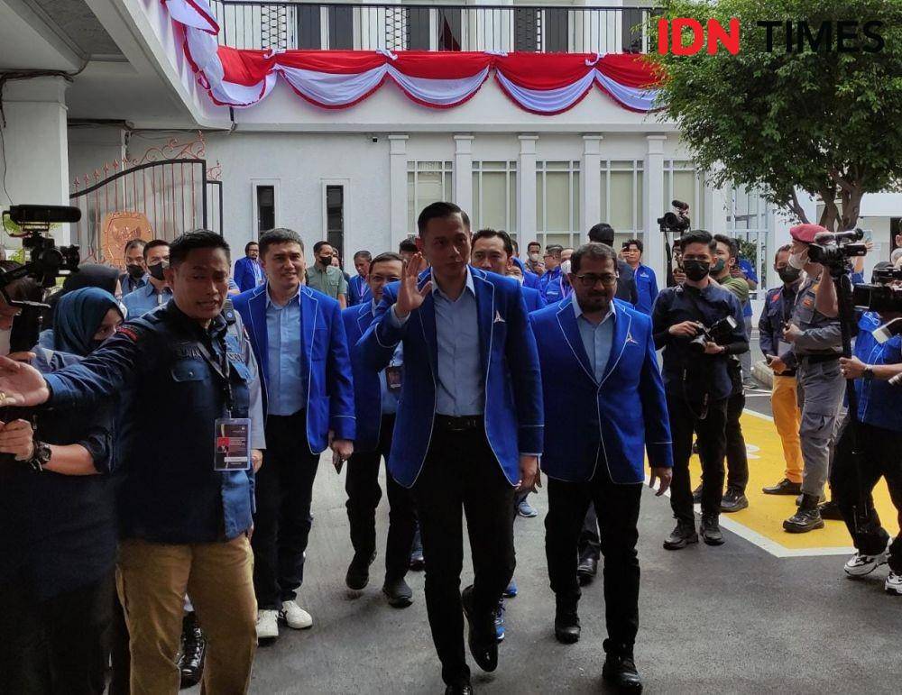 Ketua Umum Partai Demokrat Agus Harimurti Yudhoyono (AHY) bersama jajaran saat mendaftarkan Demokrat sebagai peserta Pemilu 2024. (IDN Times/Yosafat Diva Bayu Wisesa)