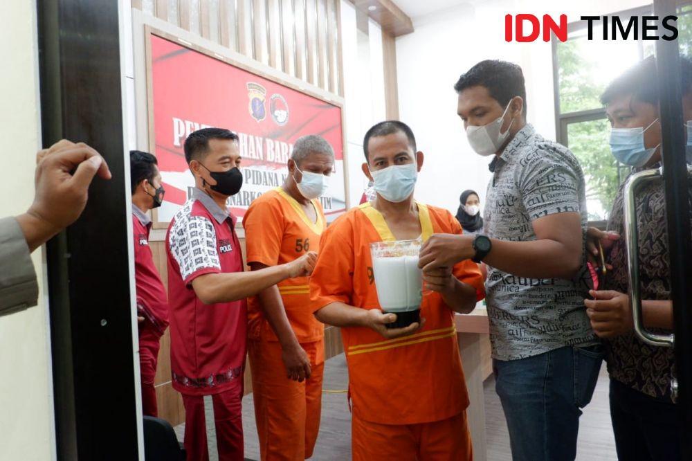 Tersangka T saat disuruh membawa dan membuang sabu-sabu yang telah diblender ke pembuangan (IDN Times/Riani Rahayu)