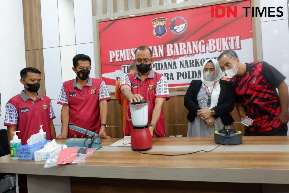 polisi saat musnahkan semua barang bukti (IDN Times/Riani Rahayu)
