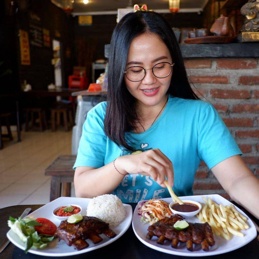 ilustrasi makan di Waroeng Bagoes (instagram.com/waroengbagoes)