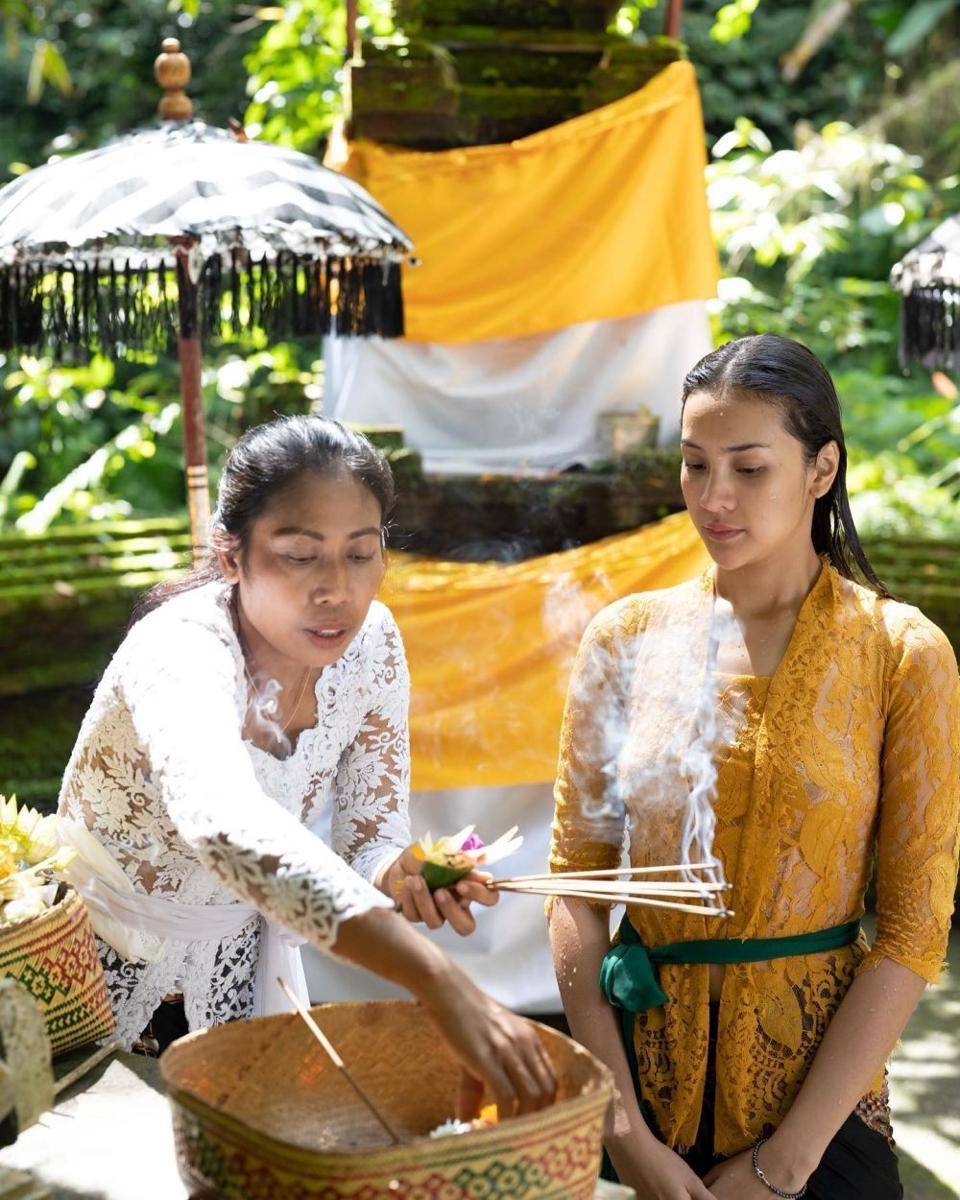 Anya Geraldine melukat (Instagram.cpm/anyageraldine/)