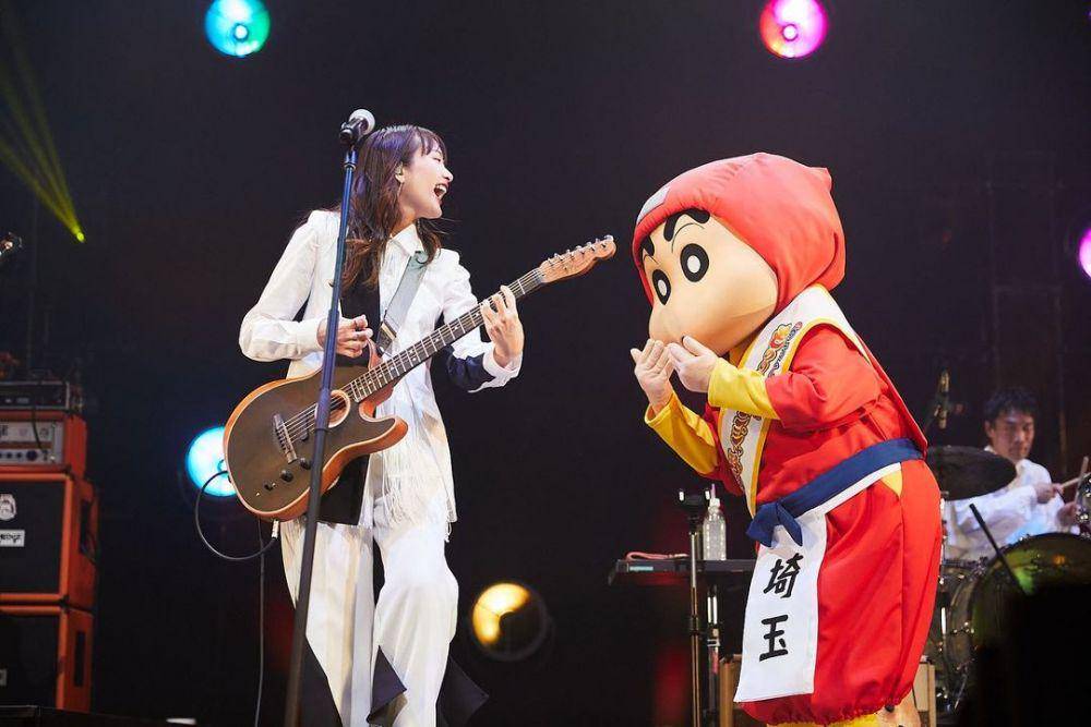 Haruko Nagaya disaat konser membawakan lagu Hiwa Mata Noboru Kara bersama Shinchan (instagram.com/haruyama_555)
