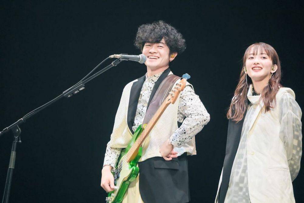 Shingo Anami (basis) dan Haruko Nagaya (vokalis) dari band Ryokuoushoku Shakai (instagram.com/haruyama_555)