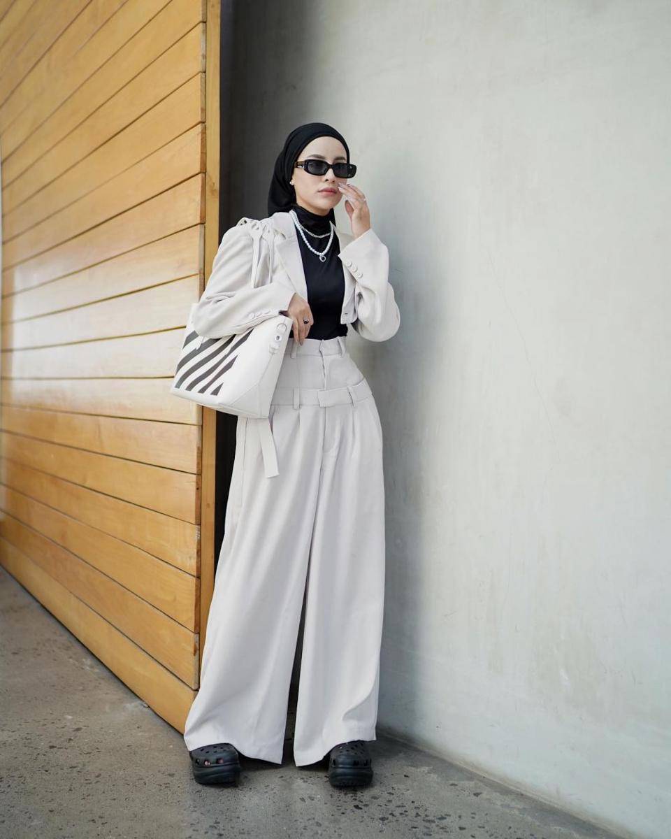 OOTD Hijab dan Wide Leg Pants ala Aghnia Punjabi (instagram.com/emyaghnia)