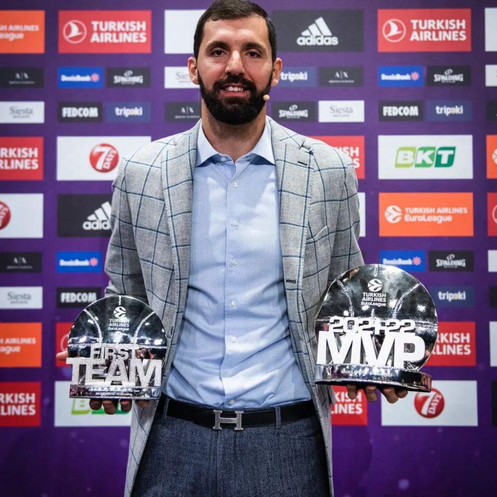 Nikola Mirotic dengan penghargaan EuroLeague MVP 2022. (instagram.com/nikolamirotic33)
